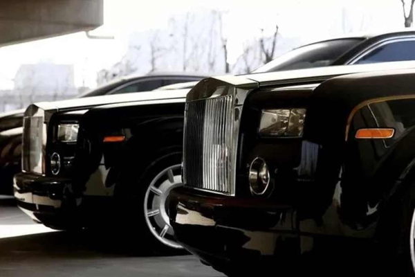 Брошенные Rolls-Royce, Ламбо и другие люксовые авто пылятся под эстакадой в Пекине
