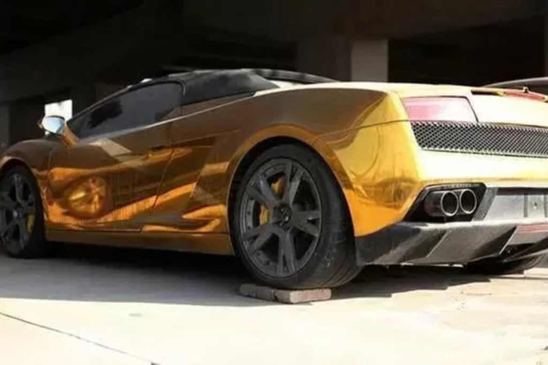 Брошенные Rolls-Royce, Ламбо и другие люксовые авто пылятся под эстакадой в Пекине