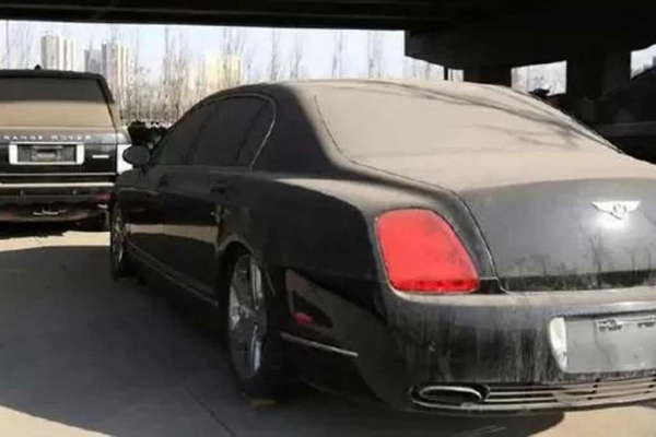 Брошенные Rolls-Royce, Ламбо и другие люксовые авто пылятся под эстакадой в Пекине