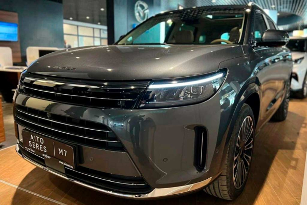 Цвета кузова Seres M7: пять доступных оттенков для кроссовера Цвета кузова Seres M7: пять доступных оттенков для кроссовера