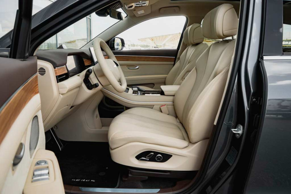 Цвета кузова Seres M7: пять доступных оттенков для кроссовера Цвета кузова Seres M7: пять доступных оттенков для кроссовера