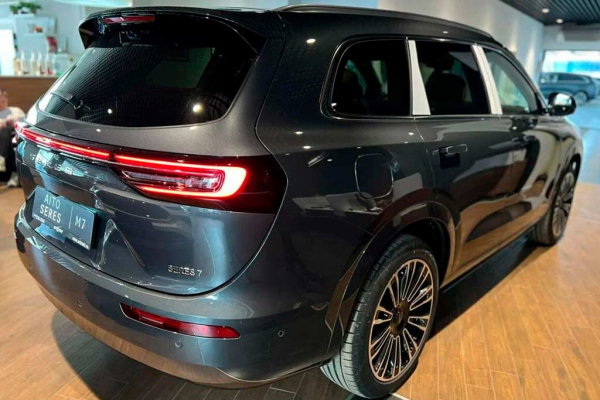 Цвета кузова Seres M7: пять доступных оттенков для кроссовера Цвета кузова Seres M7: пять доступных оттенков для кроссовера